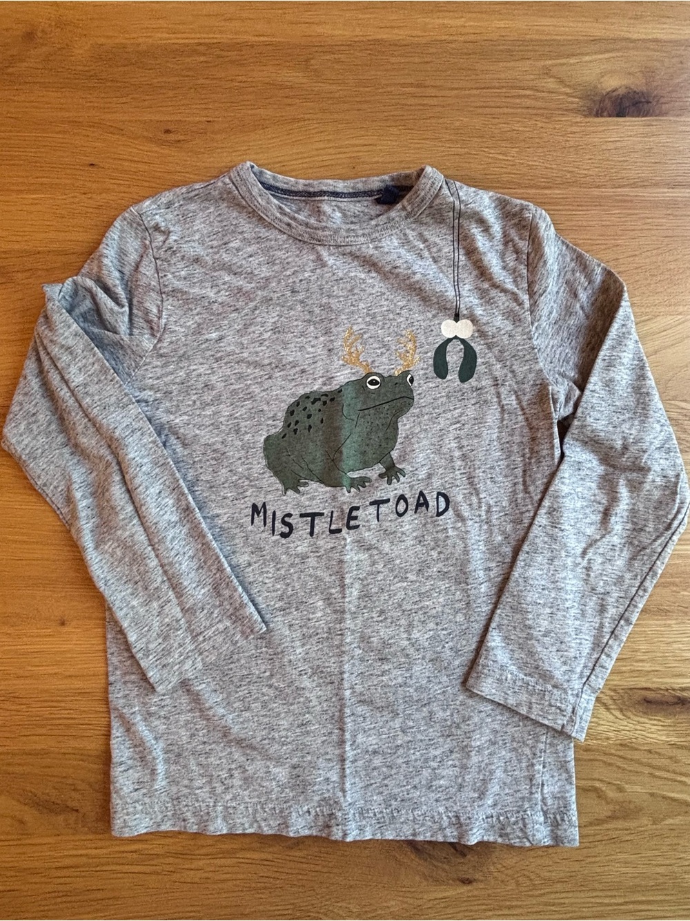Mini Boden Heather Gray Long-Sleeve 'Mistletoad' Tee with Green Frog